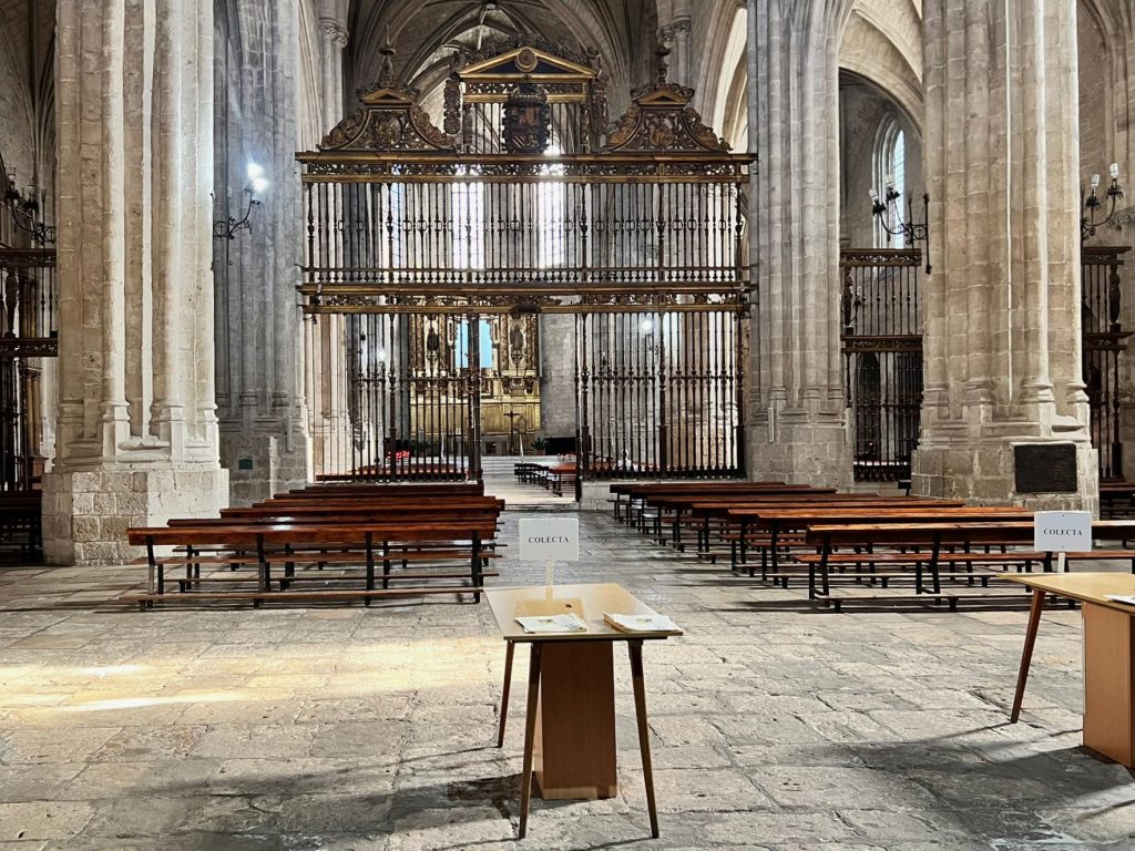 Interior con la reja renacentista y el altar mayor al fondo